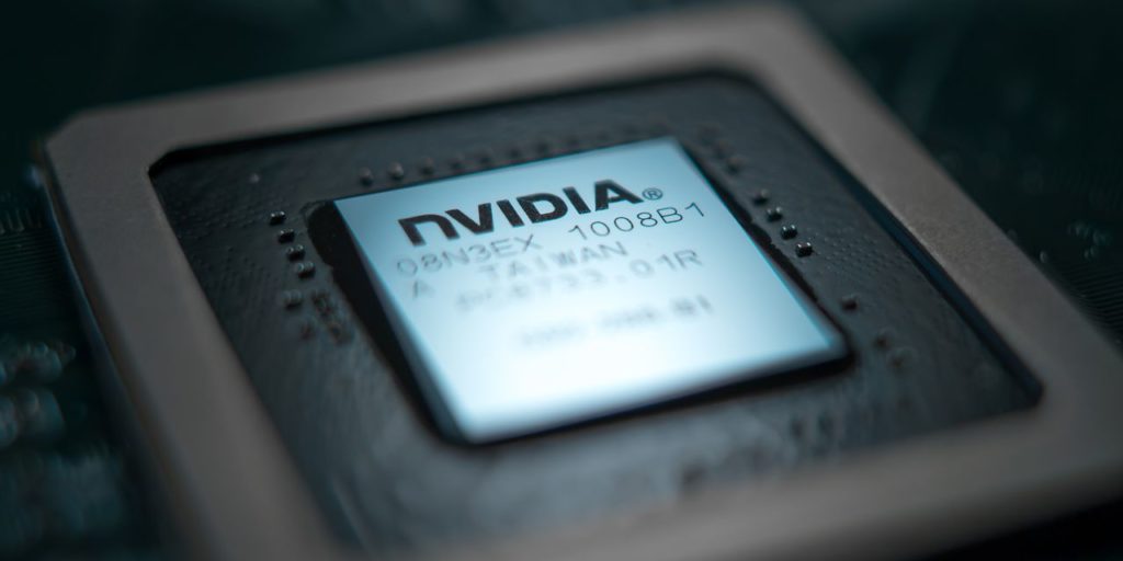 Nvidia-aandelen kelderden als gevolg van nieuwe Chinese chipregels.  Wat u moet weten voordat u een dip koopt.