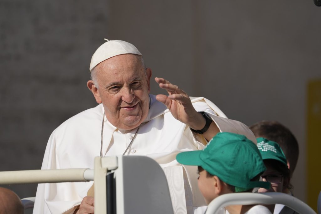Paus Franciscus verwijderde littekenweefsel en herstelde hernia's tijdens een buikoperatie van 3 uur