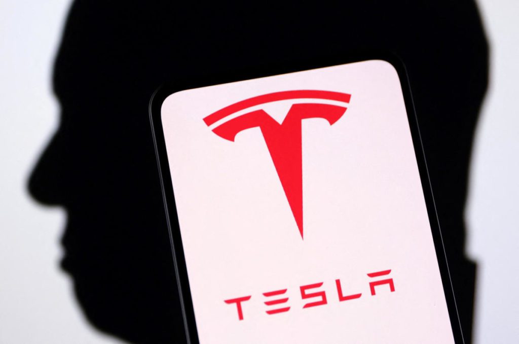 Tesla-voorraad daalt terwijl Barclays zegt dat het tijd is om 'naar de zijlijn te gaan'