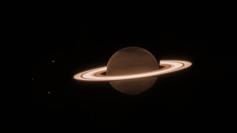 De sterren van Saturnus zijn te zien in deze nabij-infraroodopname die op 25 juni werd gemaakt met de James Webb Space Telescope.