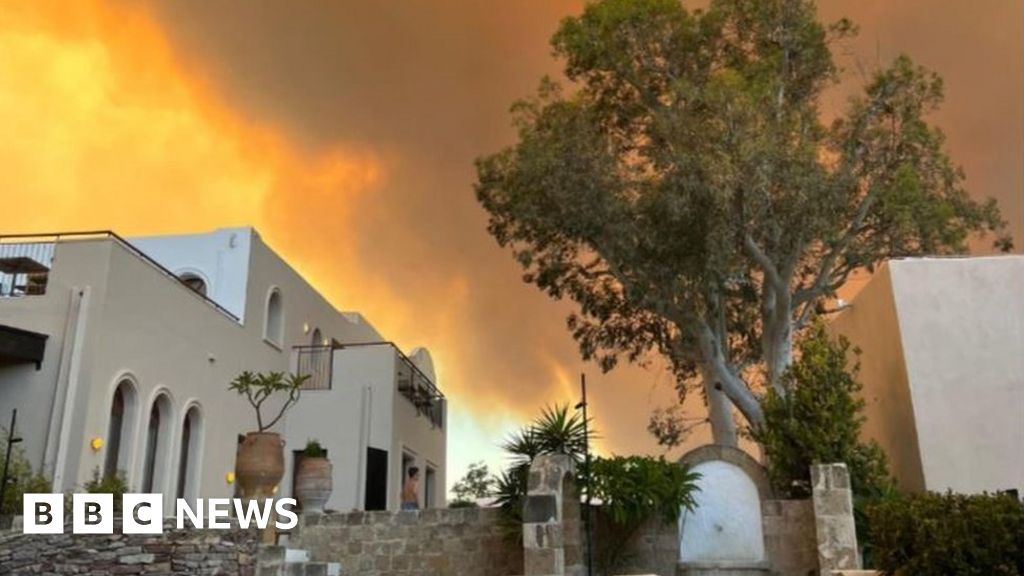 Branden in Griekenland: Duizenden huizen en hotels zijn op Rhodos gevlucht toen de branden zich verspreidden