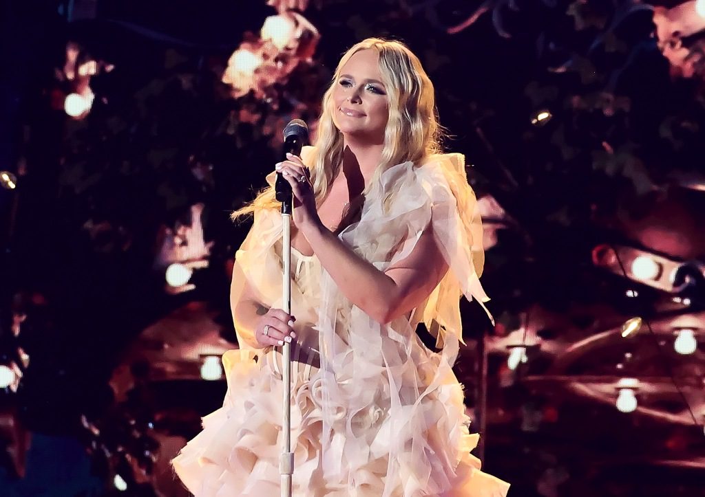 Miranda Lambert treedt op op het podium tijdens de 58e Academy of Country Music Awards