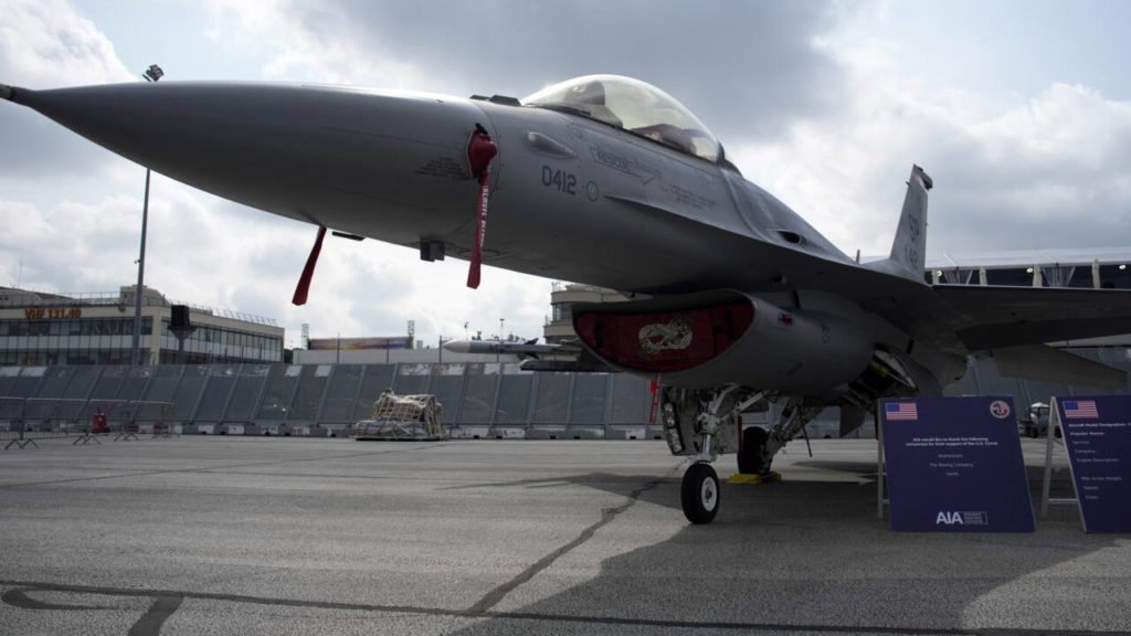 De Verenigde Staten sturen F-16 straaljagers naar de Straat van Hormuz nadat Iran het vuur op een olietanker heeft geopend