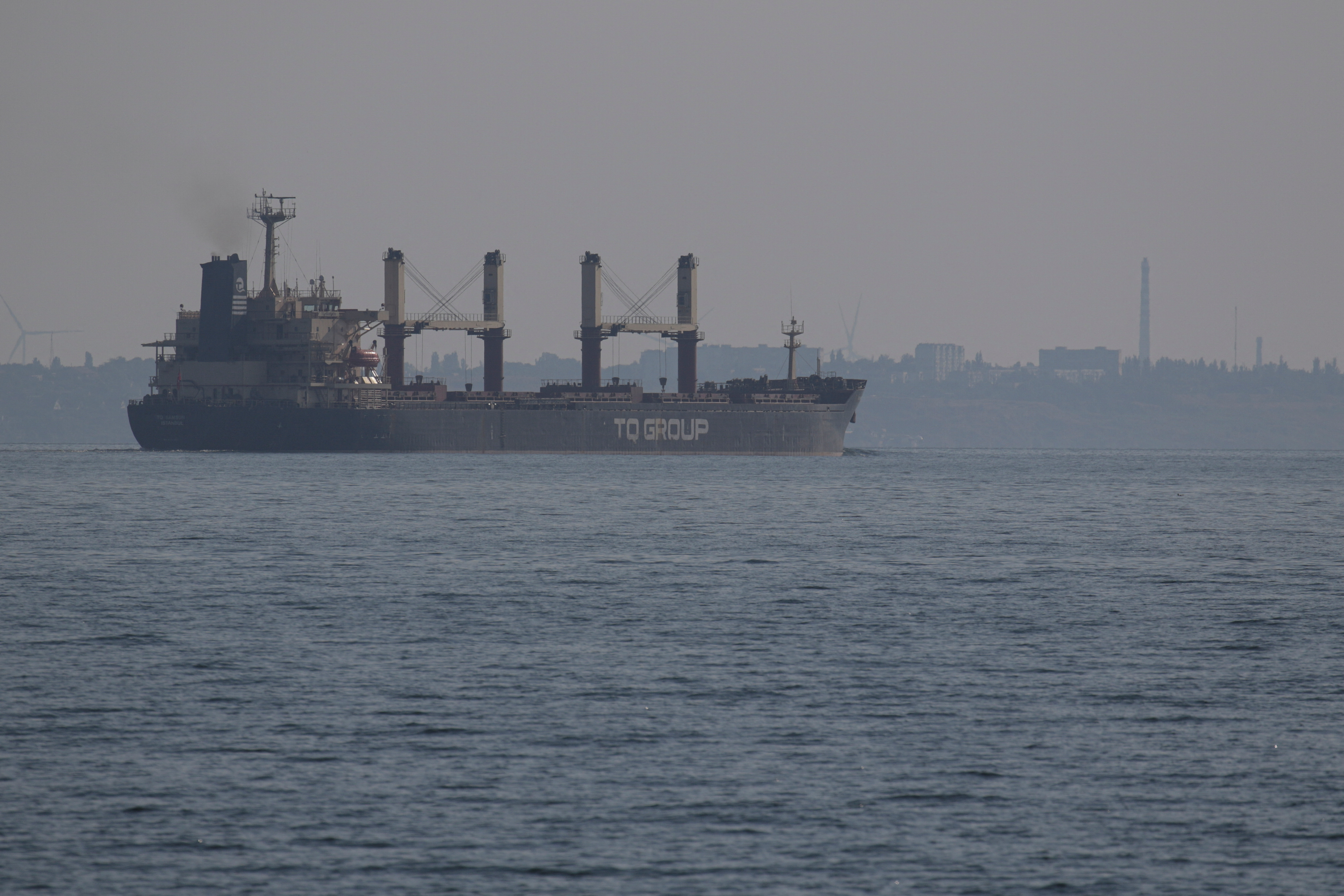 Onder Turkse vlag varende bulkcarrier Tq Samsun verlaat de zeehaven van Odessa