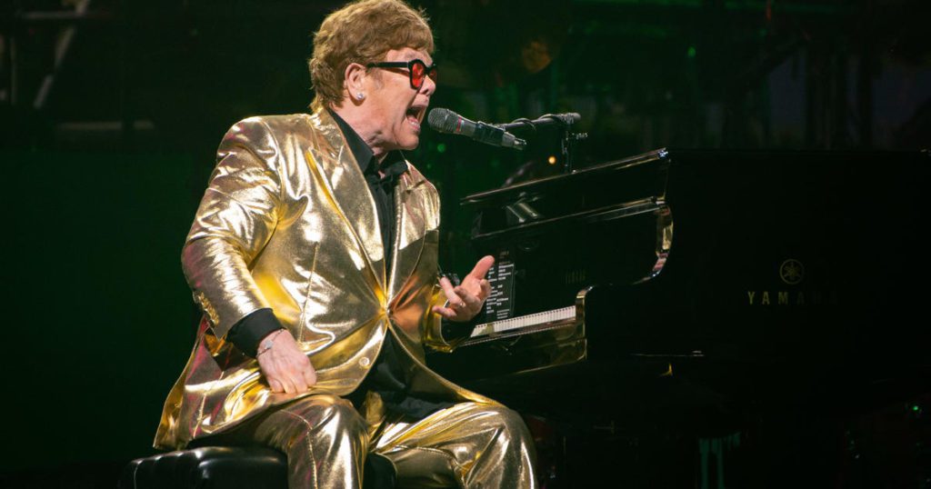 Elton John getuigt ter verdediging in het proces van aanranding van Kevin Spacey
