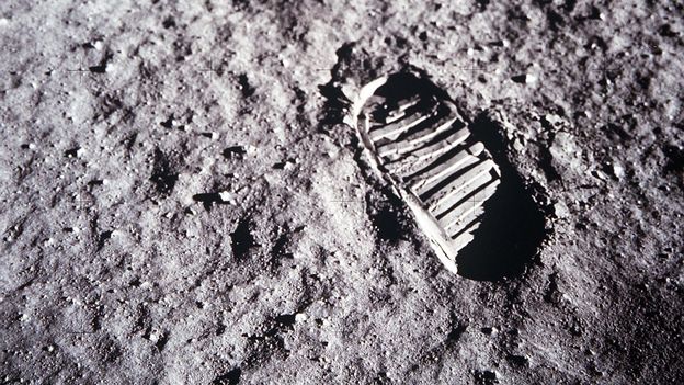 Hoe zullen de volgende voetafdrukken op de maan eruit zien?