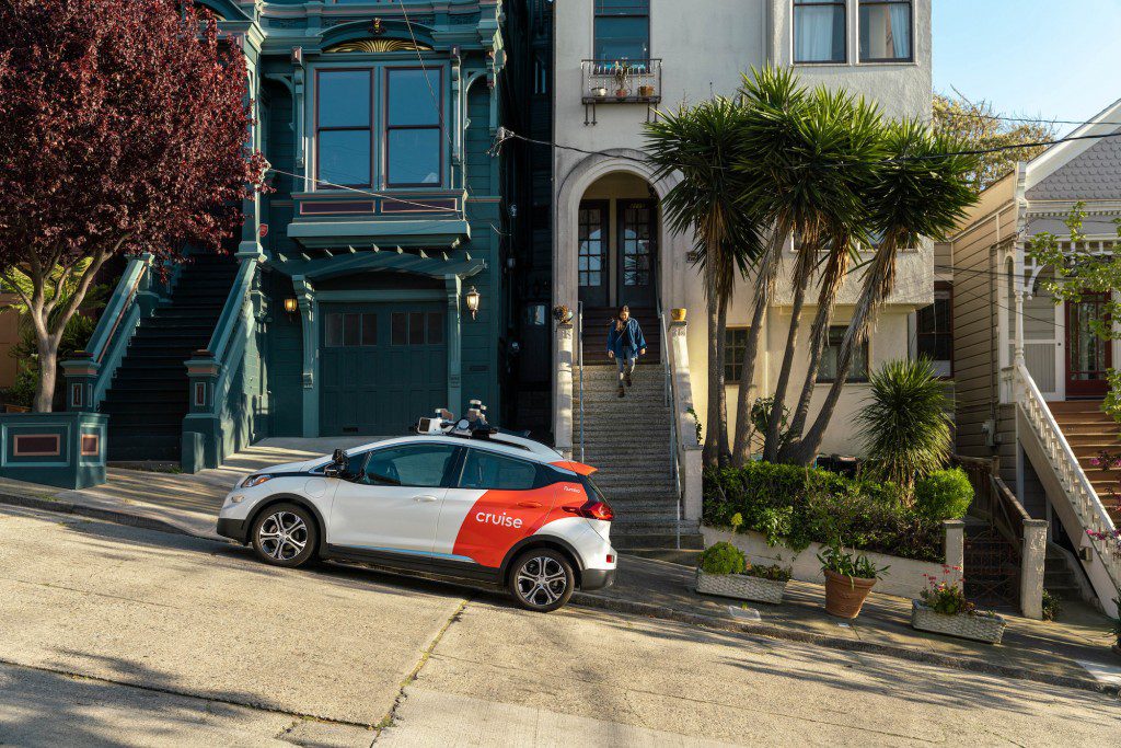 De GM Cruise Chevy Bolt staat geparkeerd op een heuvel in San Francisco
