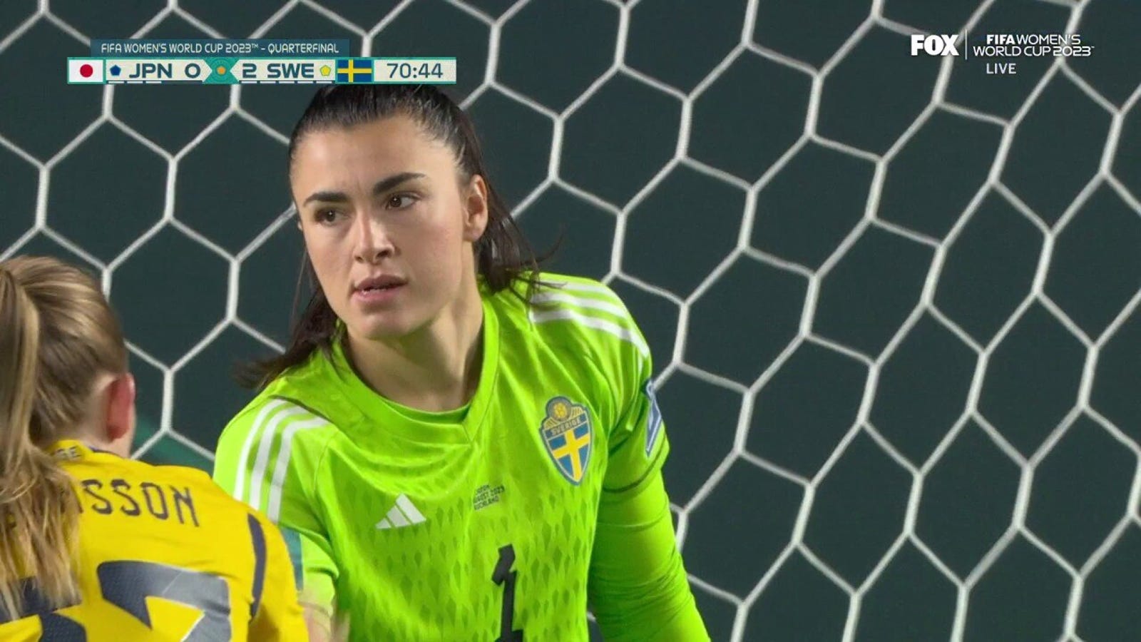 Zysira Mosović redt een schot op doel om de voorsprong van Zweden tegen Japan op 2-0 te houden