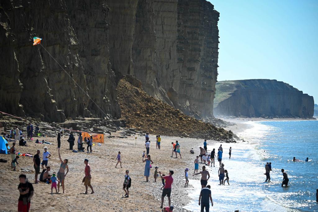 Strandgangers in Engeland zijn getuige van een enorme rotsverschuiving boven West Bay