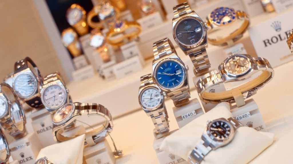 De vraag op de markt voor luxe horloges is gestimuleerd door de jongere generatie kopers