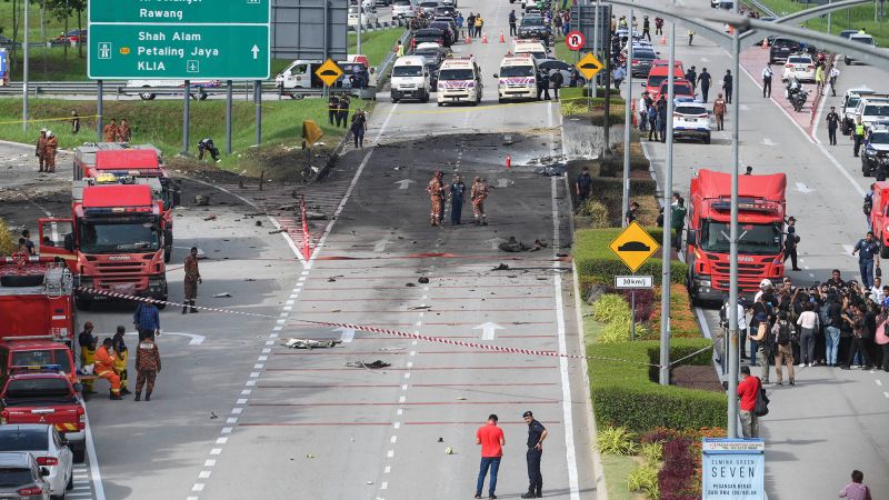 Vliegtuigcrash in Maleisië: Ten minste 10 doden wanneer een licht vliegtuig neerstort op een snelweg ten noorden van Kuala Lumpur