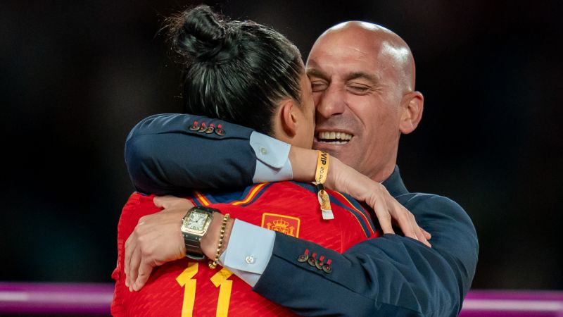 Luis Rubiales: Spaanse voetbalpresident krijgt kritiek nadat hij WK-winnaar Jennifer Hermoso een verrassingskus op de lippen heeft gegeven na het winnen van goud