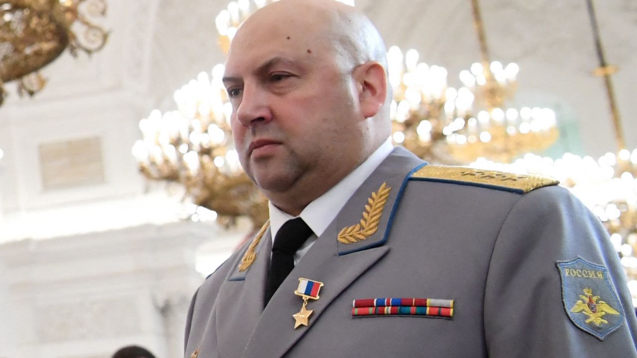 Generaal Surovikin tijdens de prijsuitreiking in Moskou in december 2017.