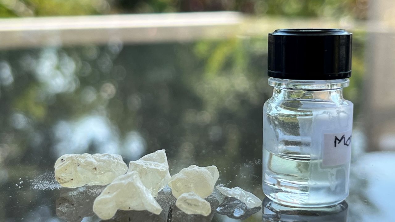 Damarhars, een ingrediënt bij mummificatie, naast een flesje eeuwenoud parfum dat parfumeur Carole Calvez op basis van wetenschappelijke analyses opnieuw heeft gecreëerd.