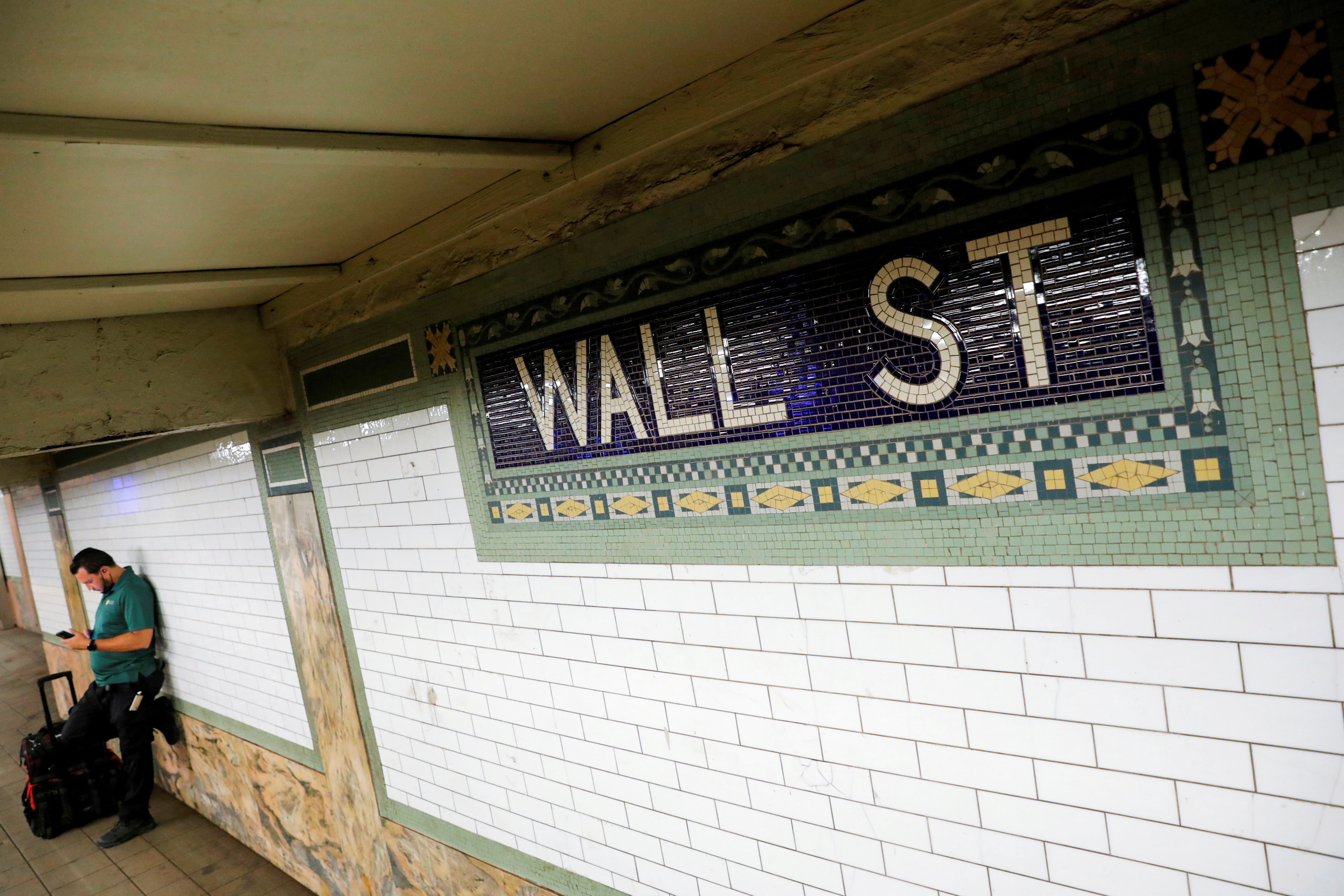 Een persoon wacht op een Wall Street-metroplatform in het financiële district van Manhattan, New York City