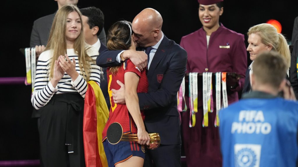 De president van de Spaanse voetbalbond zal een spoedvergadering ondergaan, omdat berichten suggereren dat hij zal aftreden omdat hij een speler heeft gekust