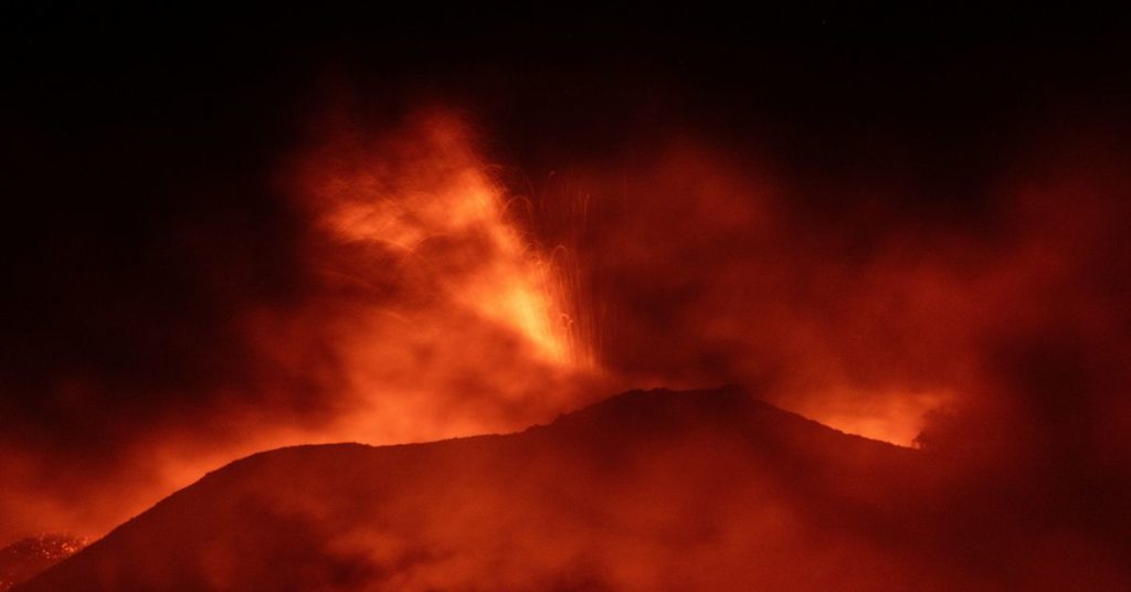 De uitbarsting van de Etna sluit de luchthaven van Catania op Sicilië