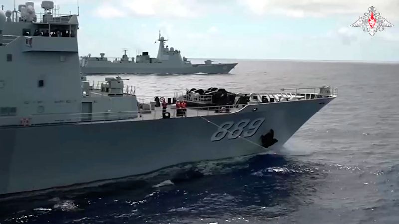 Een dag voor de Biden-top varen Russische en Chinese oorlogsschepen in de buurt van de Japanse eilanden
