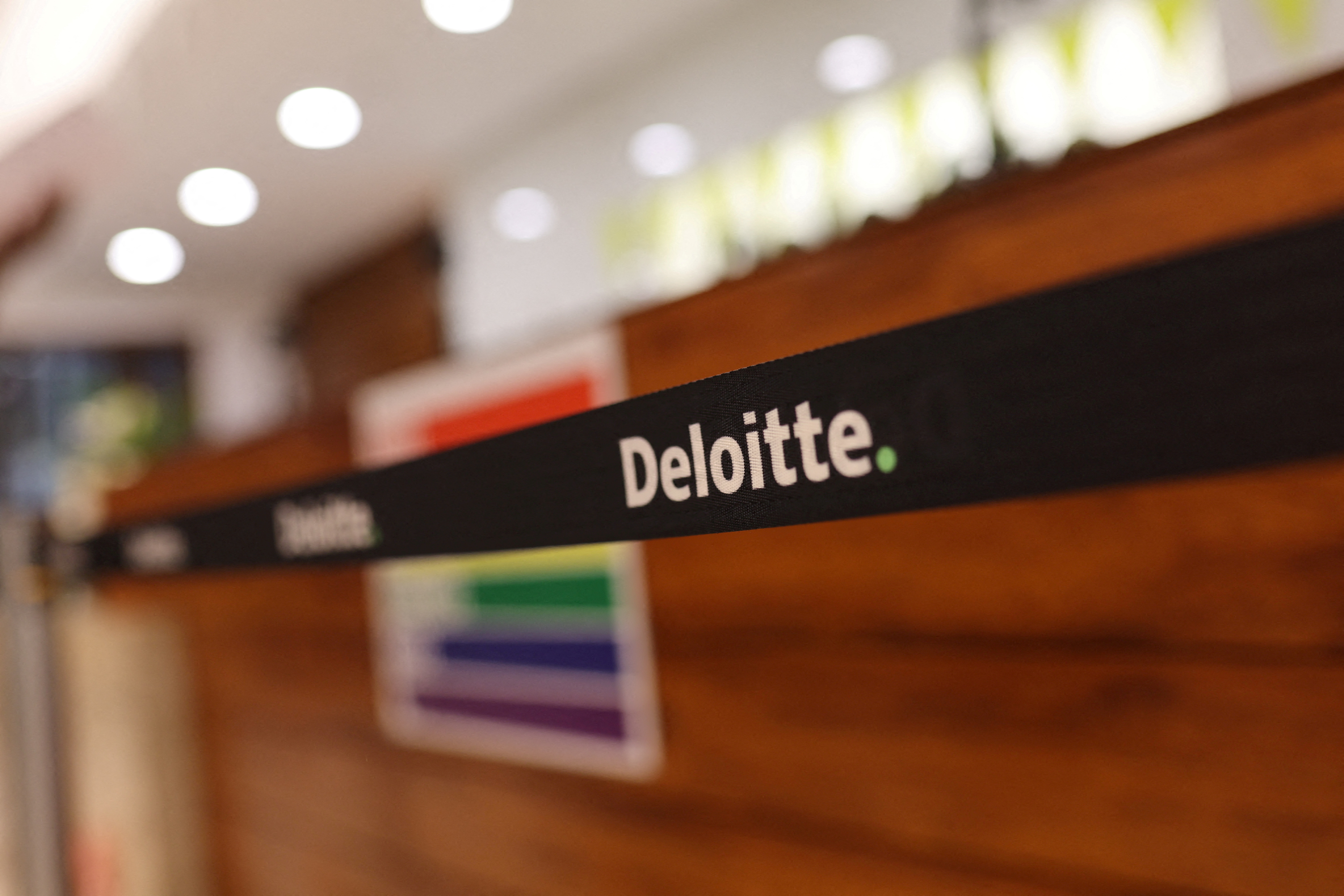 Het bedrijfslogo van Deloitte is zichtbaar in hun kantoor in Gurugram