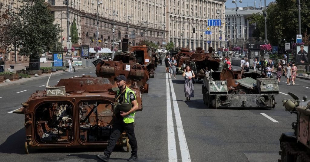 Oekraïne Vernietigde Russische tanks stellen zich op in het centrum van Kiev