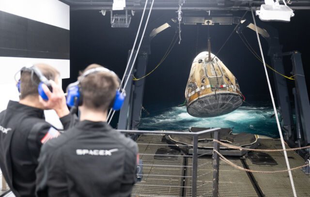 Het herstelteam van SpaceX tilt het ruimtevaartuig Crew Dragon Endeavour maandag vroeg uit de Atlantische Oceaan.  Dit ruimtevaartuig heeft nu 466 dagen in de ruimte gevlogen voor vier missies.