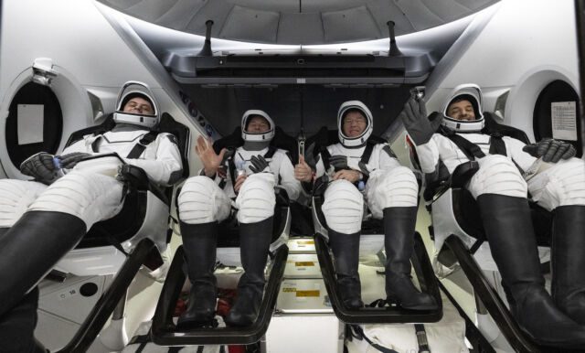 De Russische kosmonaut Andrey Fedyev, piloot Woody Hoburg, commandant Steve Bowen en Emirati-astronaut Sultan Al Neyadi na hun terugkeer naar de aarde.