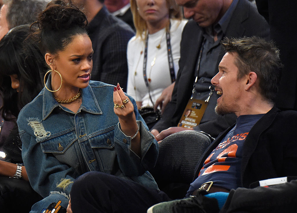 Ethan Hawke zegt dat zijn flirten met Rihanna een 'schande voor de familie' was - Rolling Stone