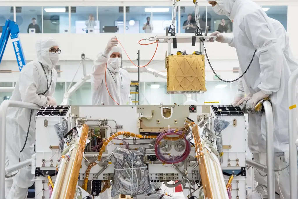 Het MOXIE-chassis van NASA's Mars Perseverance Rover is verlaagd