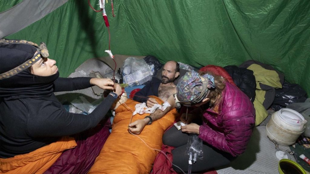 Er is een reddingsoperatie aan de gang voor een zieke Amerikaanse onderzoeker die 900 meter diep vastzit in een grot in Turkije