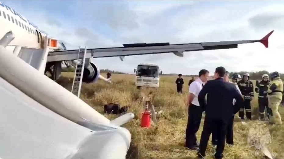 Een vliegtuig van Ural Airlines met 159 passagiers aan boord maakt een noodlanding