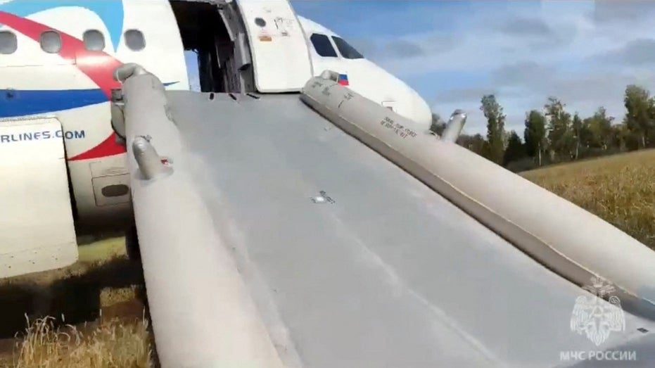 De evacuatieglijbaan van het Ural Airlines-vliegtuig werd na de noodlanding ingezet