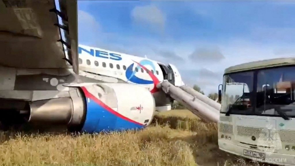 Een vliegtuig van Ural Airlines maakt een noodlanding in een veld in Rusland nadat de piloot vreesde dat hij geen brandstof meer had