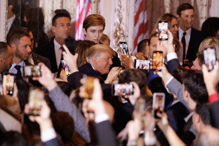 Donald Trump, midden, verwelkomt deelnemers aan een evenement in 2022 in de Mar-a-Lago Club 