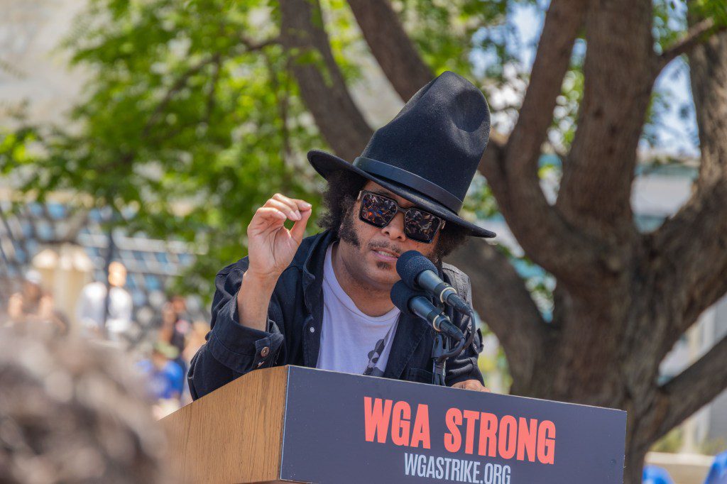 LOS ANGELES, CA - 21 JUNI: Boots Riley spreekt tijdens de 2023 Writers Guild of America Strike: Rally and March in Pan Pacific Park op 21 juni 2023 in Los Angeles, Californië.  (Foto door Momodu Mansray/Getty Images)