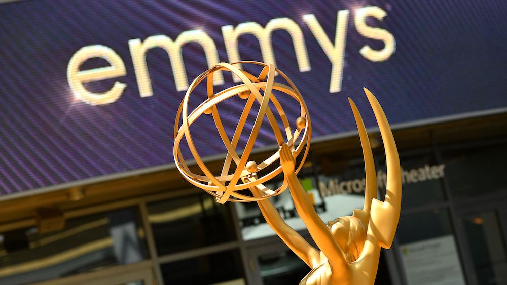 Een Emmy-beeldje verschijnt op de rode loper vóór de 74e Primetime Emmy Awards in het Microsoft Theater in Los Angeles, Californië, op 12 september 2022. (Foto door Chris Delmas/AFP) (Foto door Chris Delmas/AFP via Getty Images)