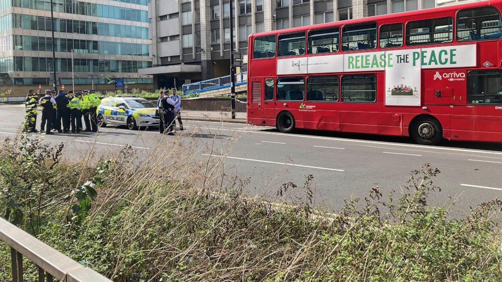 'De nachtmerrie van elke ouder': 15-jarig meisje doodgestoken nabij Londen;  Er werd een tienerman gearresteerd