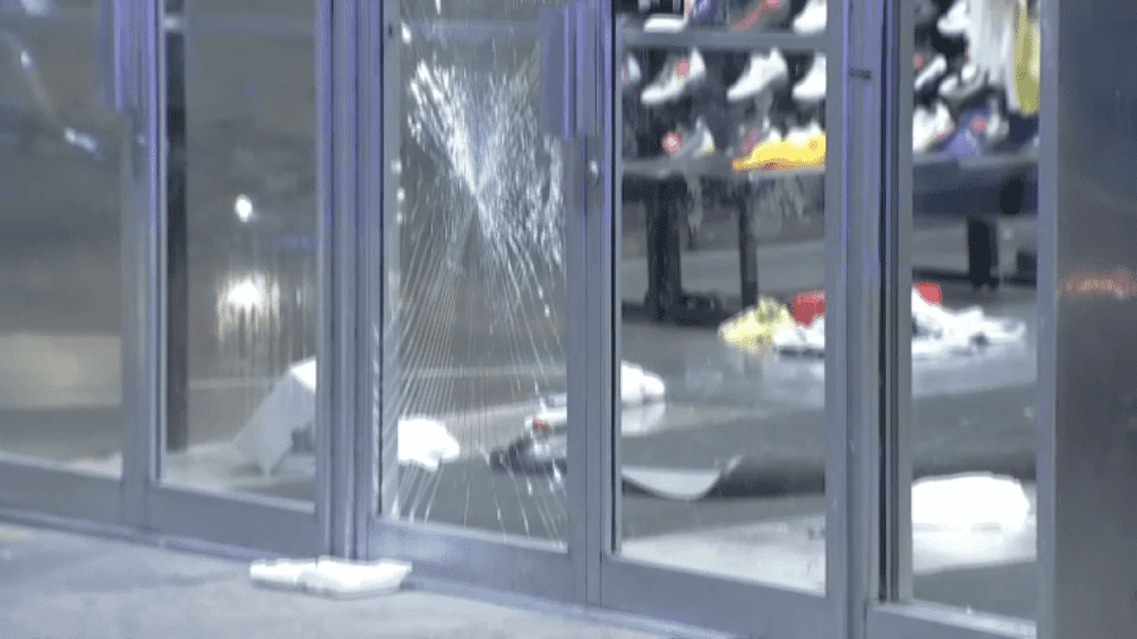 De politie zegt dat grote jongerenmassa's meerdere winkels in het centrum plunderen - NBC10 Philadelphia