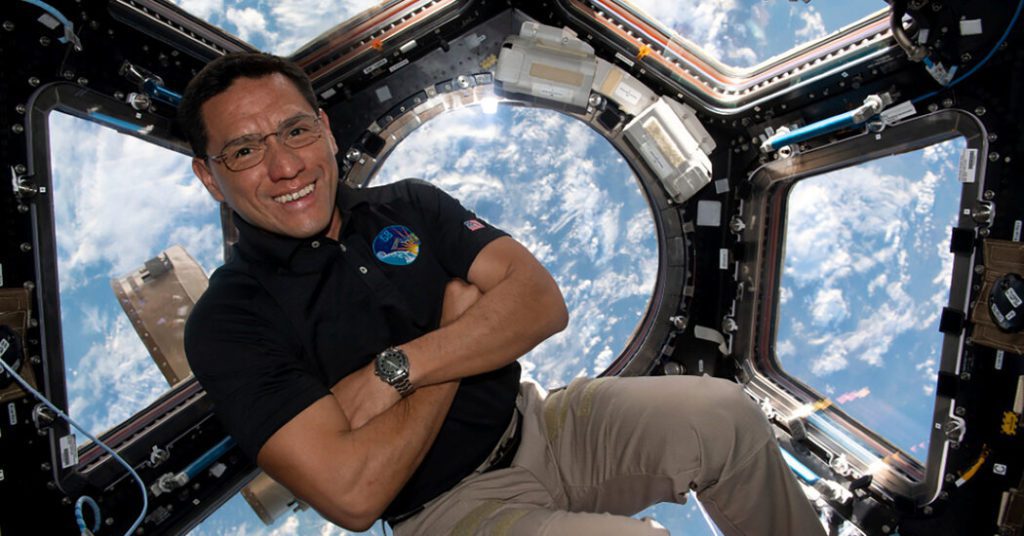 Een astronaut is klaar om zijn mond te houden na een heel jaar in de ruimte te hebben doorgebracht