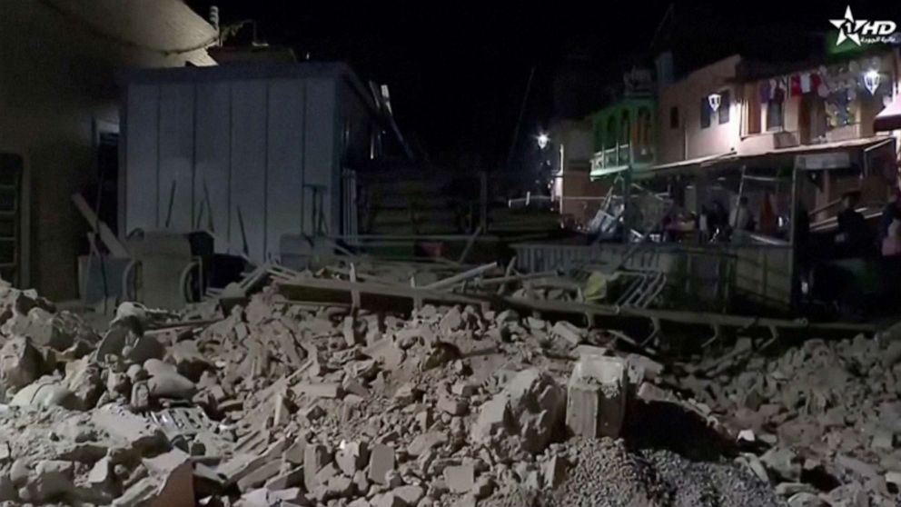 Een sterke aardbeving treft Marokko, waarbij honderden doden vallen en historische gebouwen in Marrakesh beschadigd raken