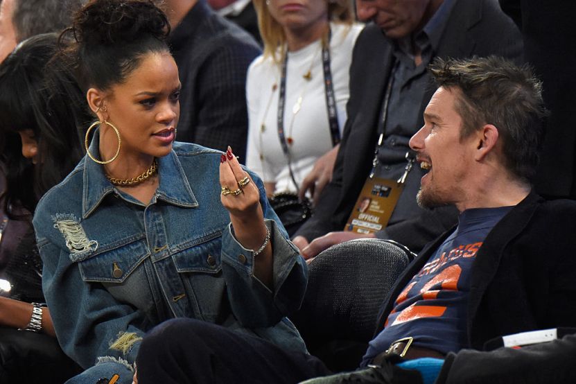 NEW YORK, NEW YORK - FEBRUARI 15: Rihanna en Ethan Hawke wonen de 64e NBA All-Star Game 2015 bij op 15 februari 2015 in New York City.  (Foto door Kevin Mazur/WireImage)