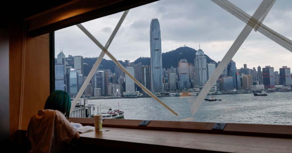 Hong Kong zoekt dekking terwijl tyfoon Saola nadert