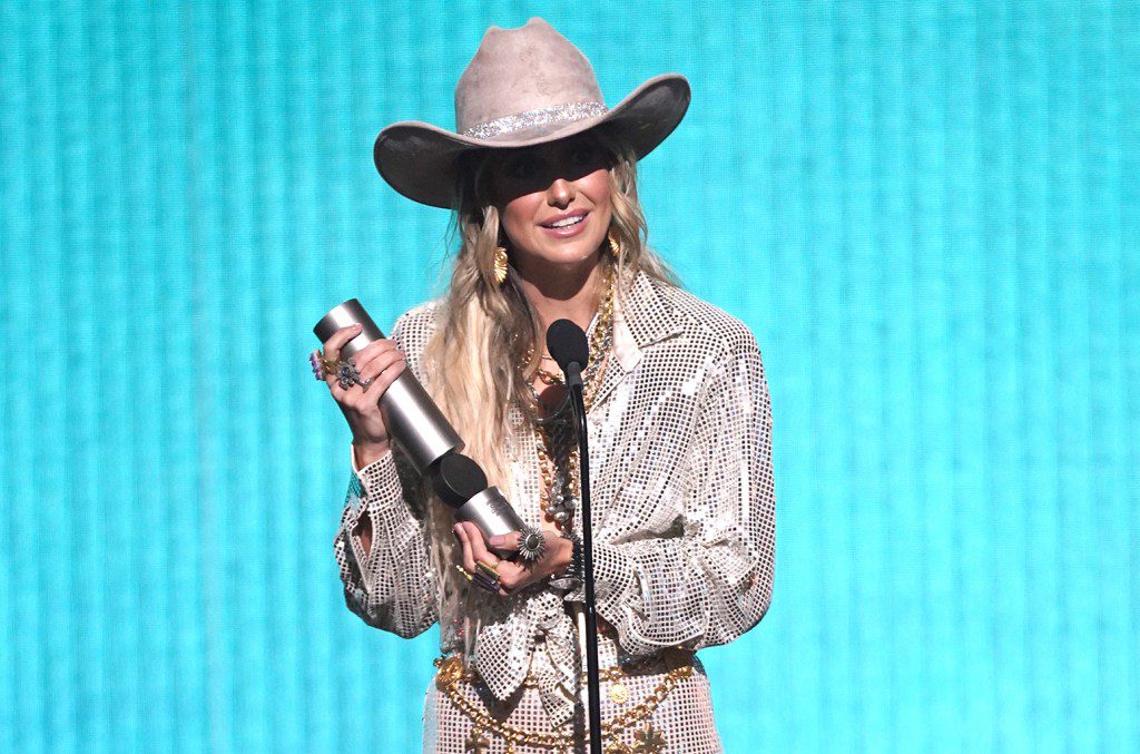 Lainey Wilson neemt de prijs Entertainer of the Year 2023 in ontvangst op het podium tijdens de People's Choice Country Awards 2023