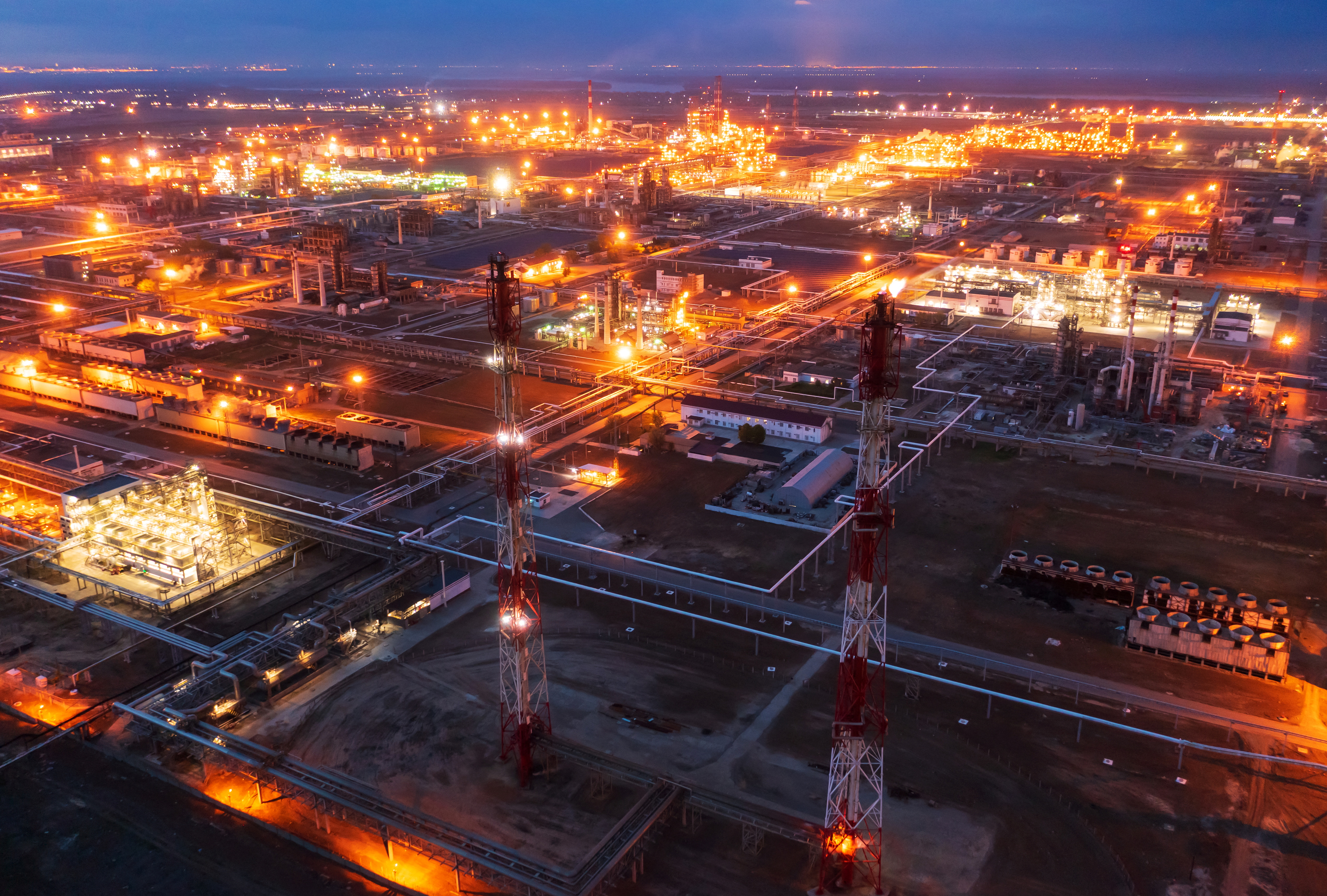 Algemeen beeld van de olieraffinaderij van Lukoil in Volgograd