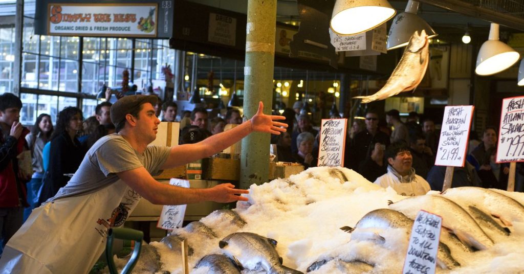 Pike Place Market klaagt beroemde visboer aan
