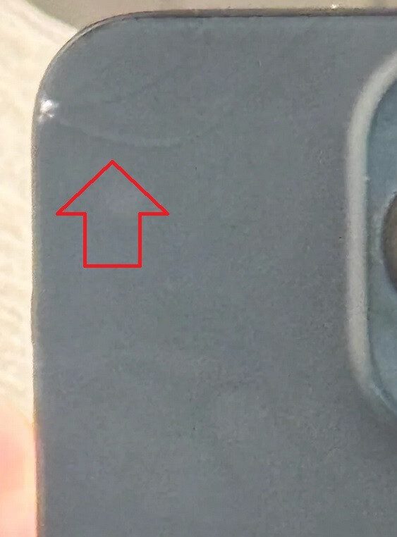 Reddit-gebruiker ontving nieuwe iPhone 15 Pro Max met drie scheuren in het achterglas - sommige iPhone 15 Pro-eenheden worden geleverd met defecten