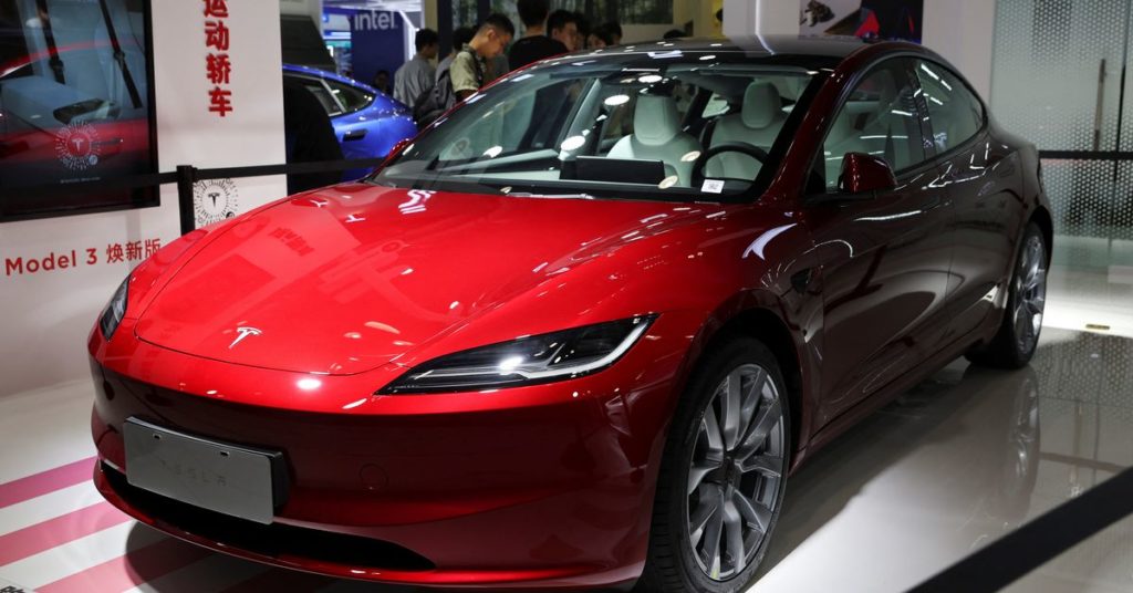 Tesla toont op de beurs in Peking zijn vernieuwde Model 3 sedan