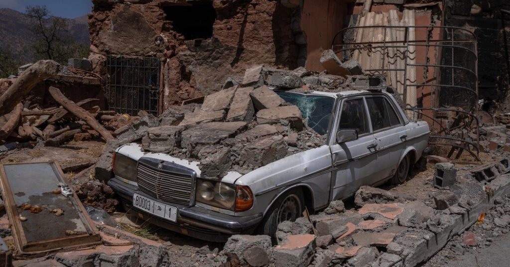 Varen door een gevaarlijke bergpas na de verwoestende aardbeving die Marokko trof
