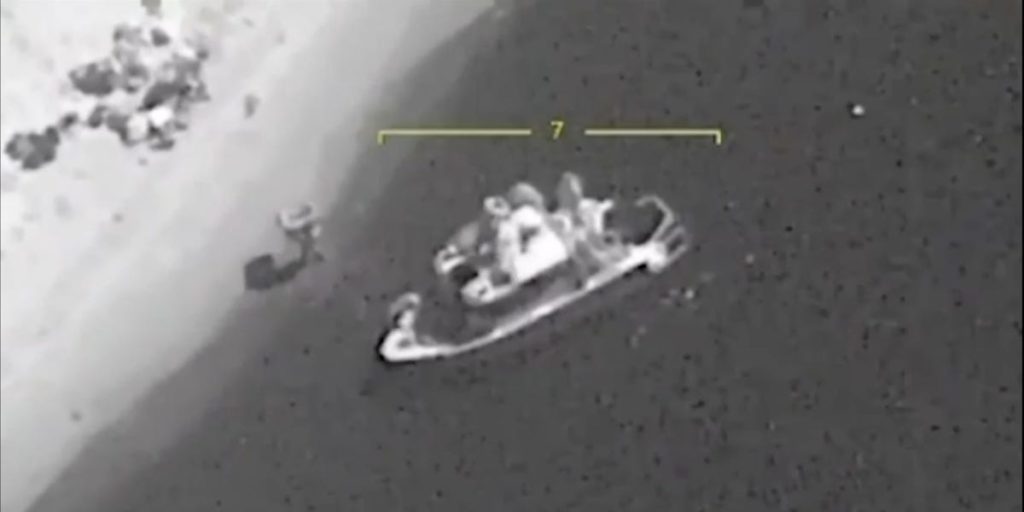 Video toont het moment waarop een Oekraïense drone een Russisch schip vernietigde