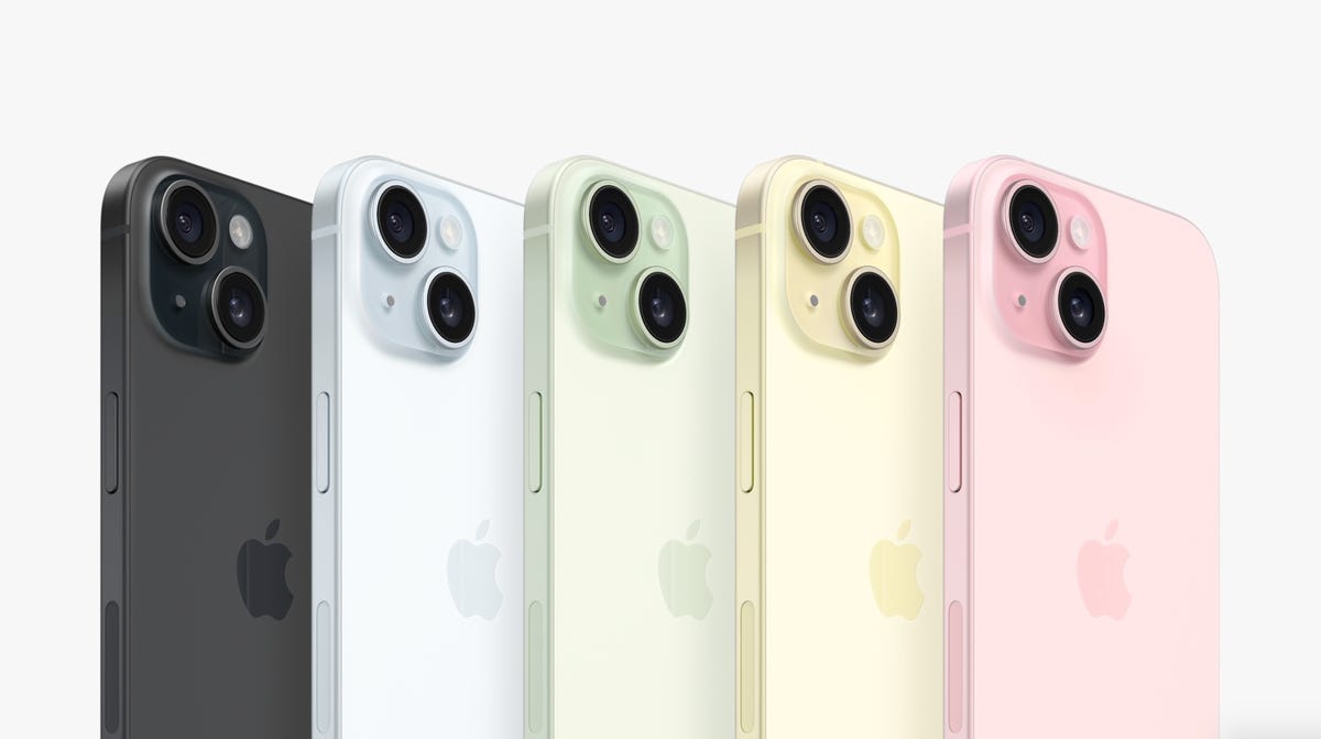 Driekwartaanzicht van de iPhone 15 in zwart, blauw, groen, geel en roze