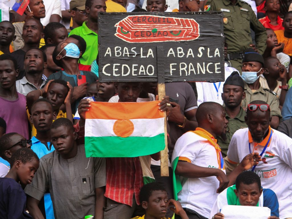 Voorstanders van de Nigeriaanse staatsgreep eisen dat de Franse ambassadeur en de strijdkrachten het land verlaten  Protestnieuws